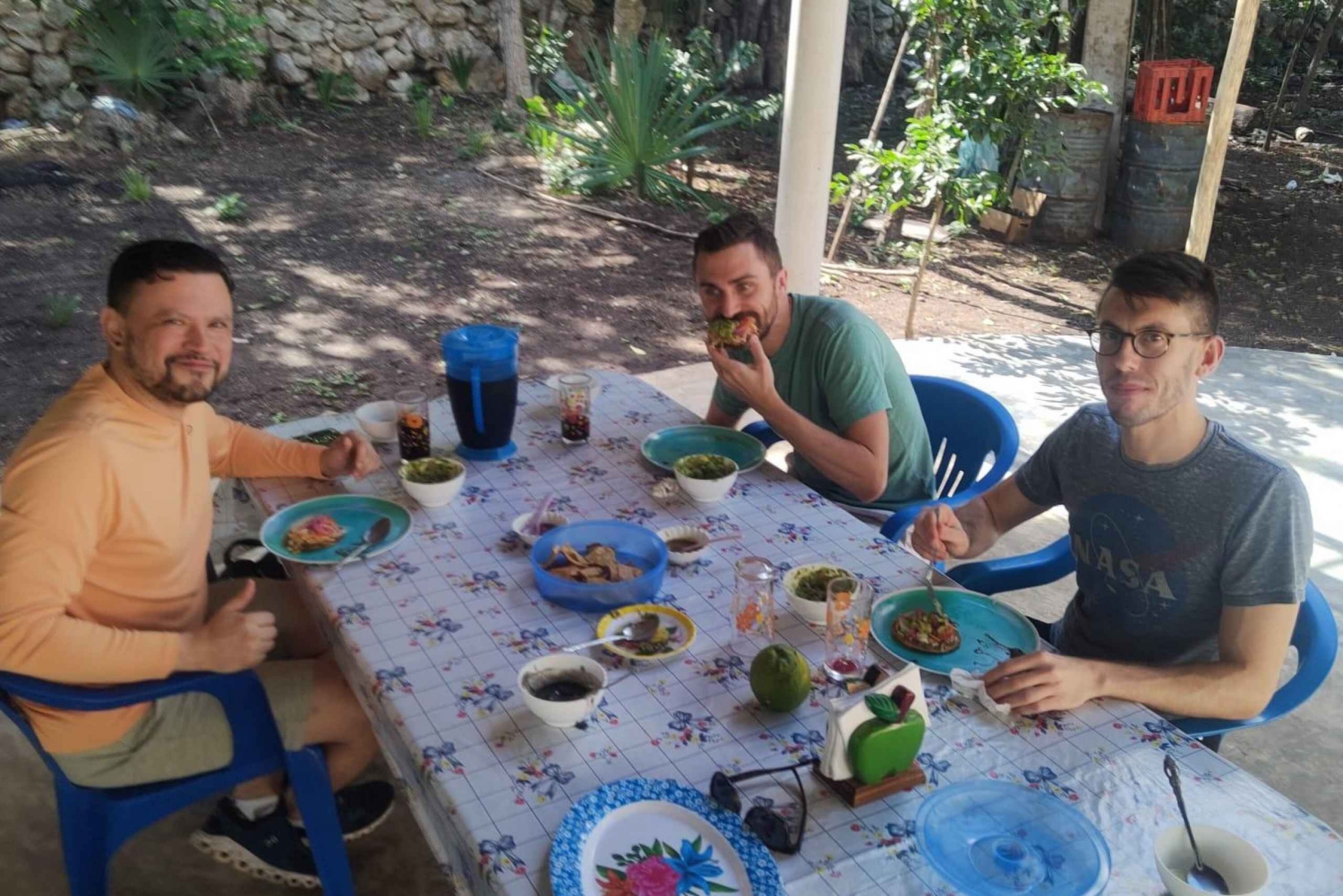 Los secretos de Uxmal, Cenote y comida casera