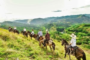 Tlaxco: Un Viaje a Caballo por la Naturaleza y la Tradición