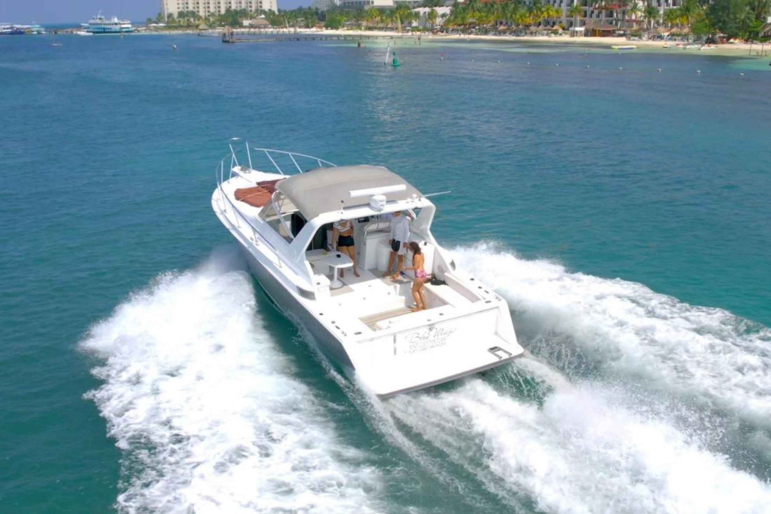 Cancún: Private Yacht Tour with Snorkeling
