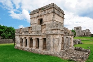 Tulum: Guided Tour to the Mayan Ruins with Transportation and Caribbean Views