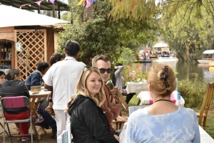 Fiesta Mexicana Xochimilco con bebidas y aperitivos ilimitados.