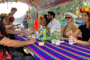 Xochimilco: Food and Trajinera Ride with Local Women