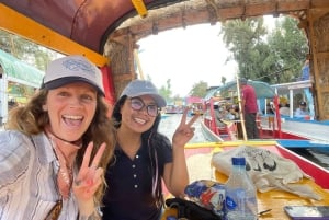 Xochimilco: Food and Trajinera Ride with Local Women