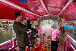 Xochimilco: traditional boat tour, culture and fun.