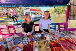 Xochimilco: traditional boat tour, culture and fun.