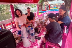 Xochimilco: traditional boat tour, culture and fun.
