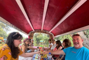 Xochimilco: traditional boat tour, culture and fun.