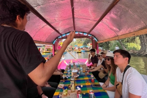 Xochimilco: traditional boat tour, culture and fun.