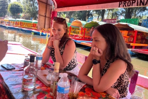 Xochimilco: traditional boat tour, culture and fun.