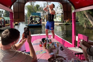 Xochimilco: traditional boat tour, culture and fun.