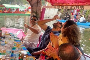 Xochimilco: tour en bote tradicional, cultura y diversión.