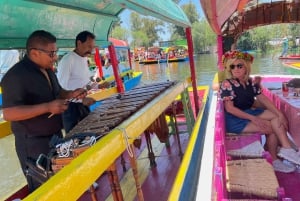 Xochimilco: tour en bote tradicional, cultura y diversión.