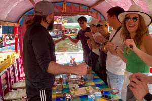 Xochimilco: tour en bote tradicional, cultura y diversión.