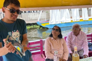 Xochimilco: tour en bote tradicional, cultura y diversión.