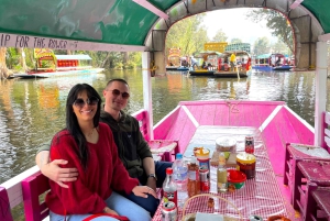 Xochimilco: tour en bote tradicional, cultura y diversión.