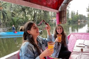 Xochimilco: tour en bote tradicional, cultura y diversión.