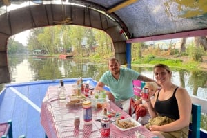 Xochimilco: tour en bote tradicional, cultura y diversión.