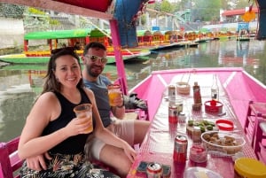 Xochimilco: tour en bote tradicional, cultura y diversión.