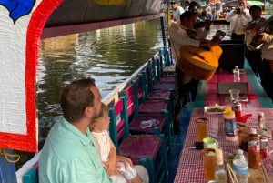 Xochimilco: tour en bote tradicional, cultura y diversión.