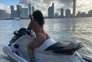 1 Uur Jetski + 30 minuten gratis boottocht