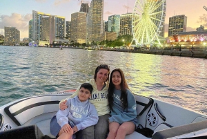 1 hour Miami Private Boat Ride with champagne and captain
