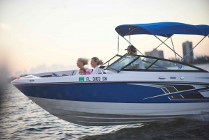 Passeio de barco particular de 1 hora em Miami com champanhe e capitão