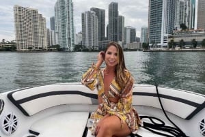 1 hour Miami Private Boat Ride with champagne and captain