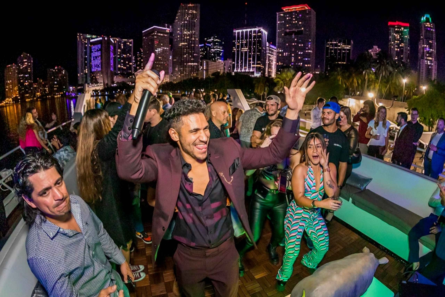 Megayate de 100 pies y 200 pasajeros con 3 pisos y barra libre en Bayside