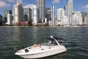 2-Hour Serenity and Scenic Yacht Tour Miami with Champagne