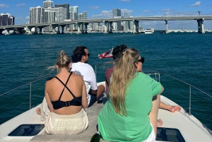 2-Hour Serenity and Scenic Yacht Tour Miami with Champagne