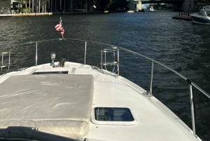 2-Hour Serenity and Scenic Yacht Tour Miami with Champagne