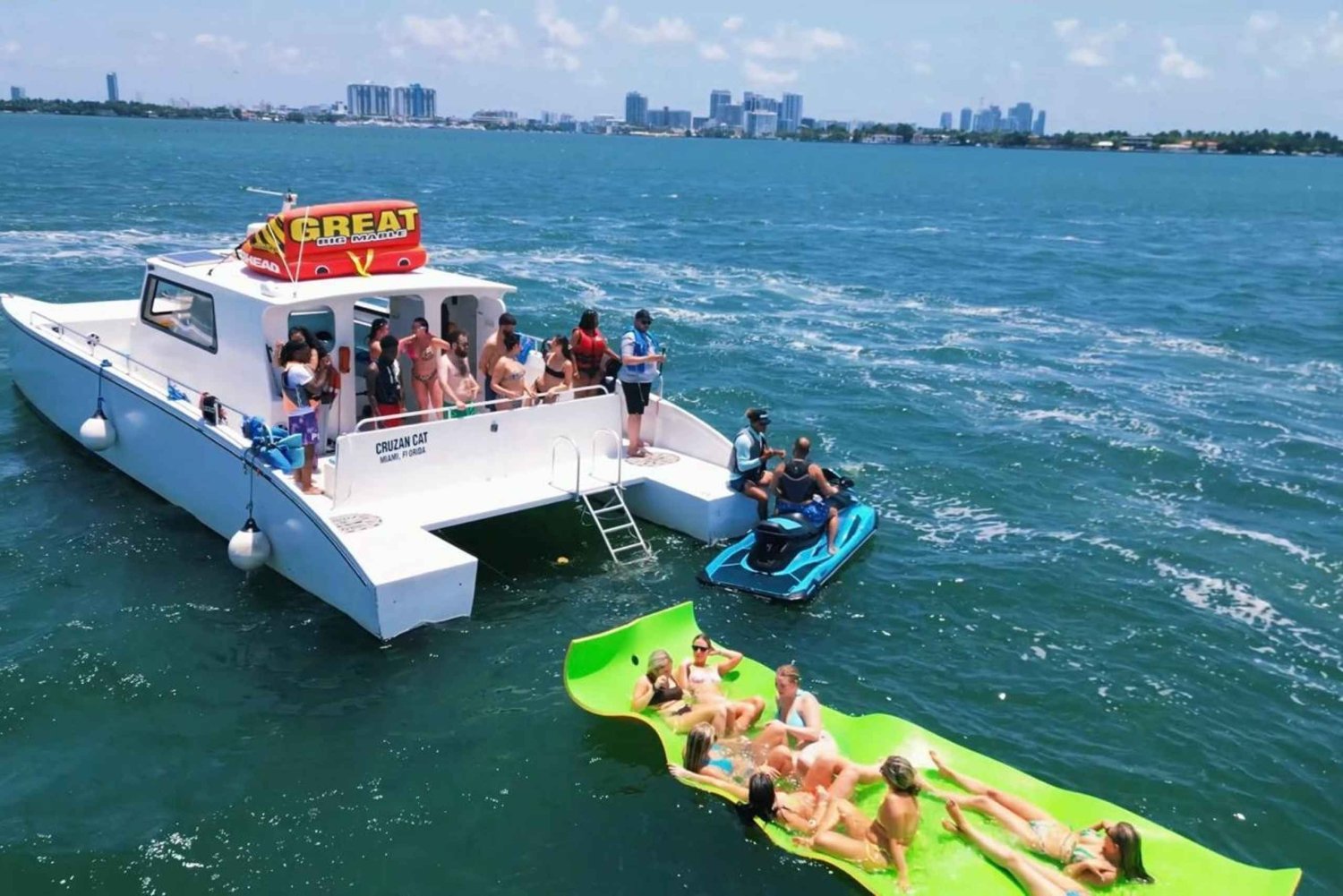 Fiesta de 3 horas en barco con moto acuática, banana y barra libre en Miami