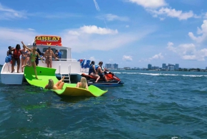 Passeio de barco de 3 horas com jet ski, banana boat e bar aberto em Miami