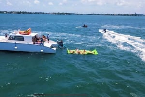 Passeio de barco de 3 horas com jet ski, banana boat e bar aberto em Miami