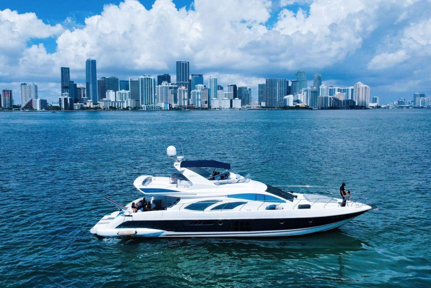 70ft Azimut available in Miami for up to 13 people.