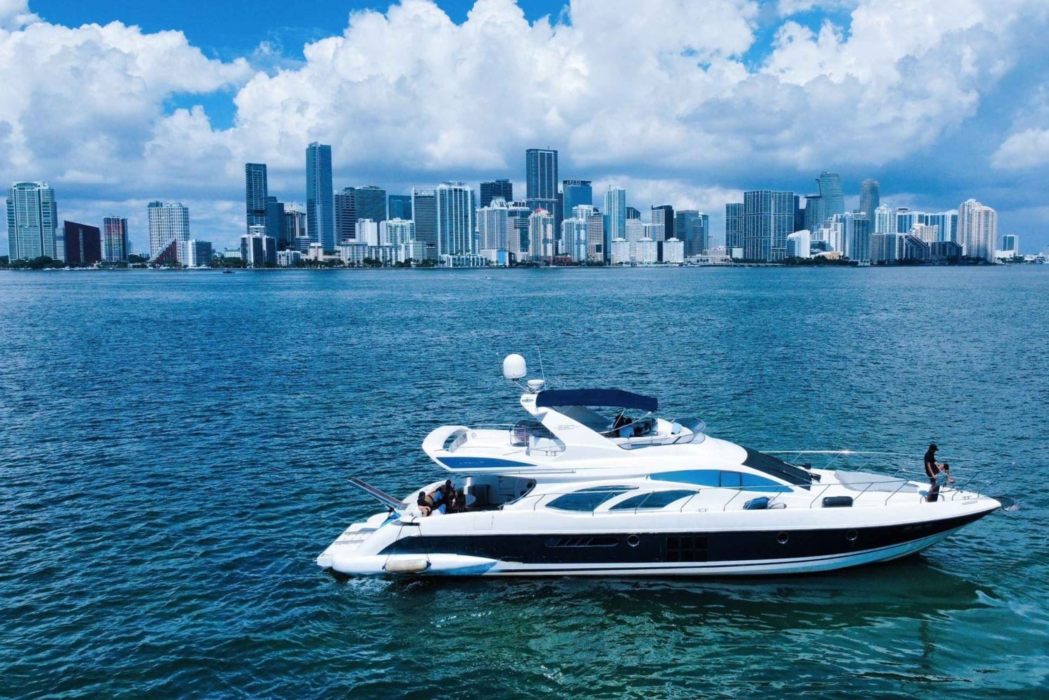 Azimut di 70 piedi disponibile a Miami per un massimo di 13 persone.