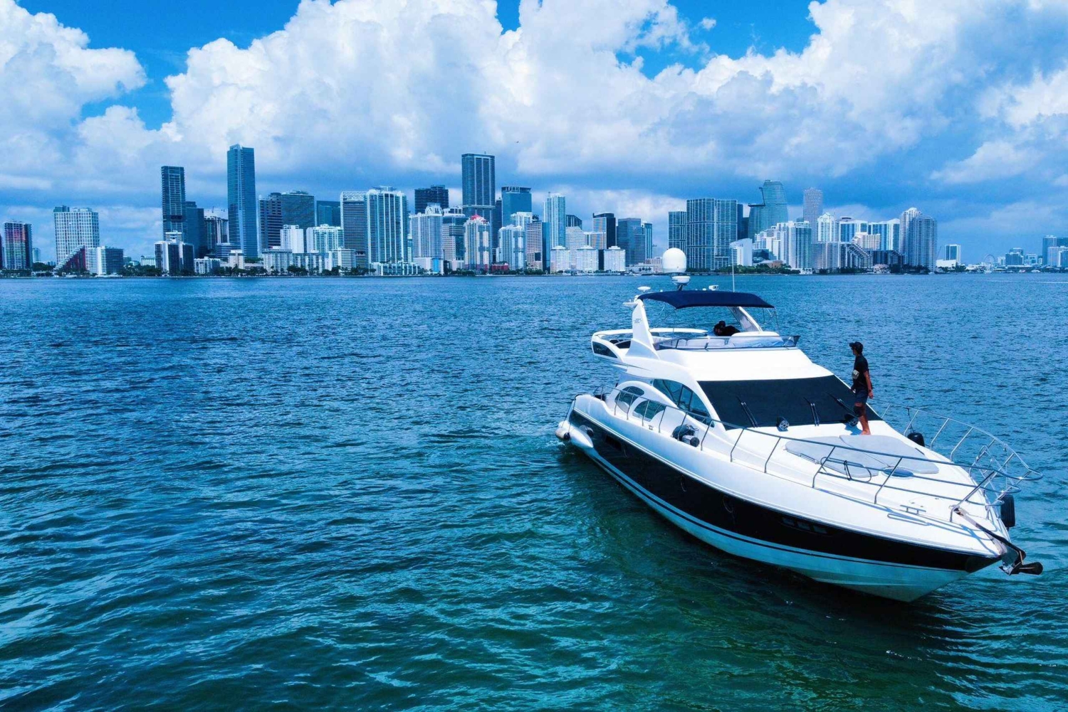 Azimut di 70 piedi disponibile a Miami per un massimo di 13 persone.
