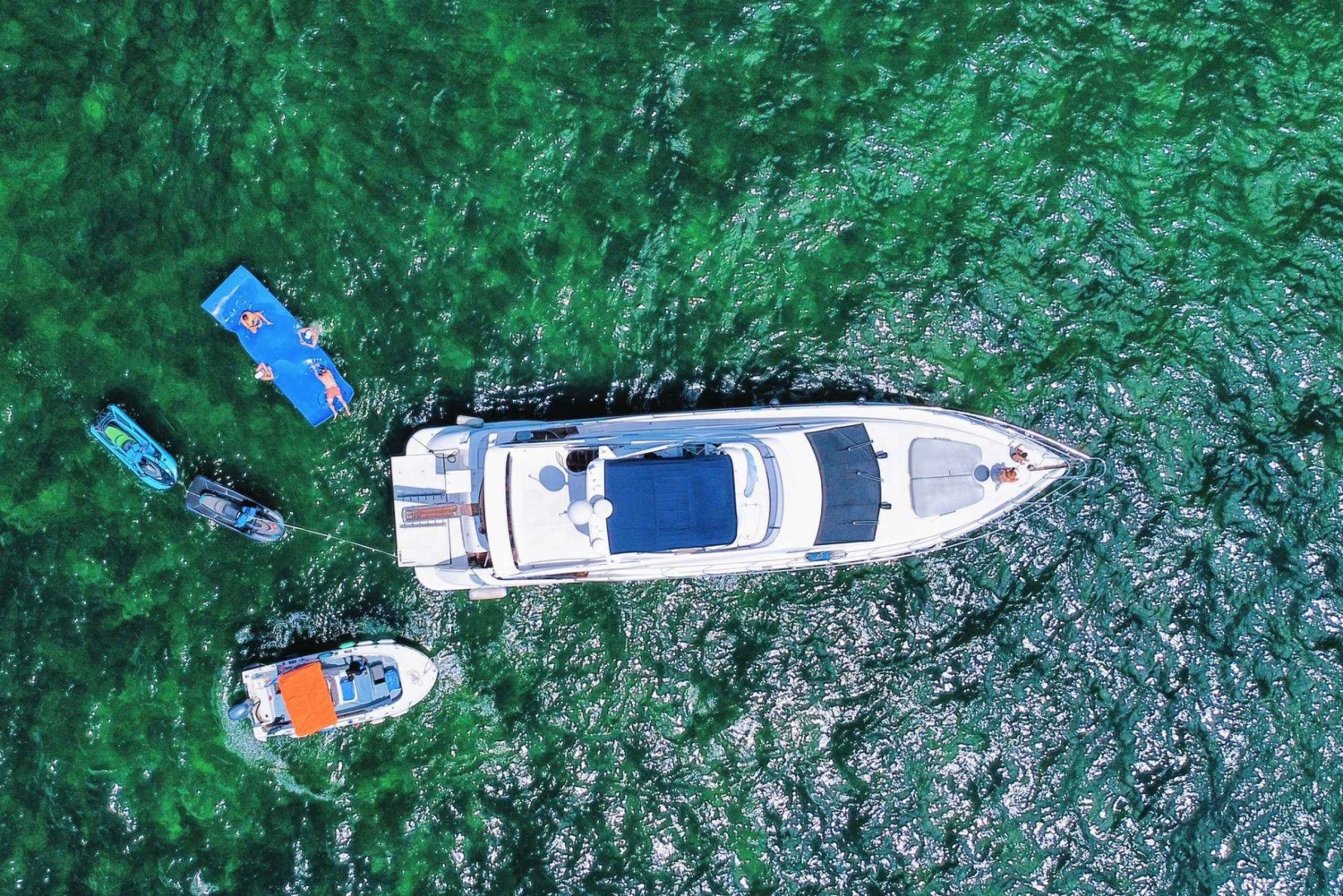 Azimut di 70 piedi disponibile a Miami per un massimo di 13 persone.
