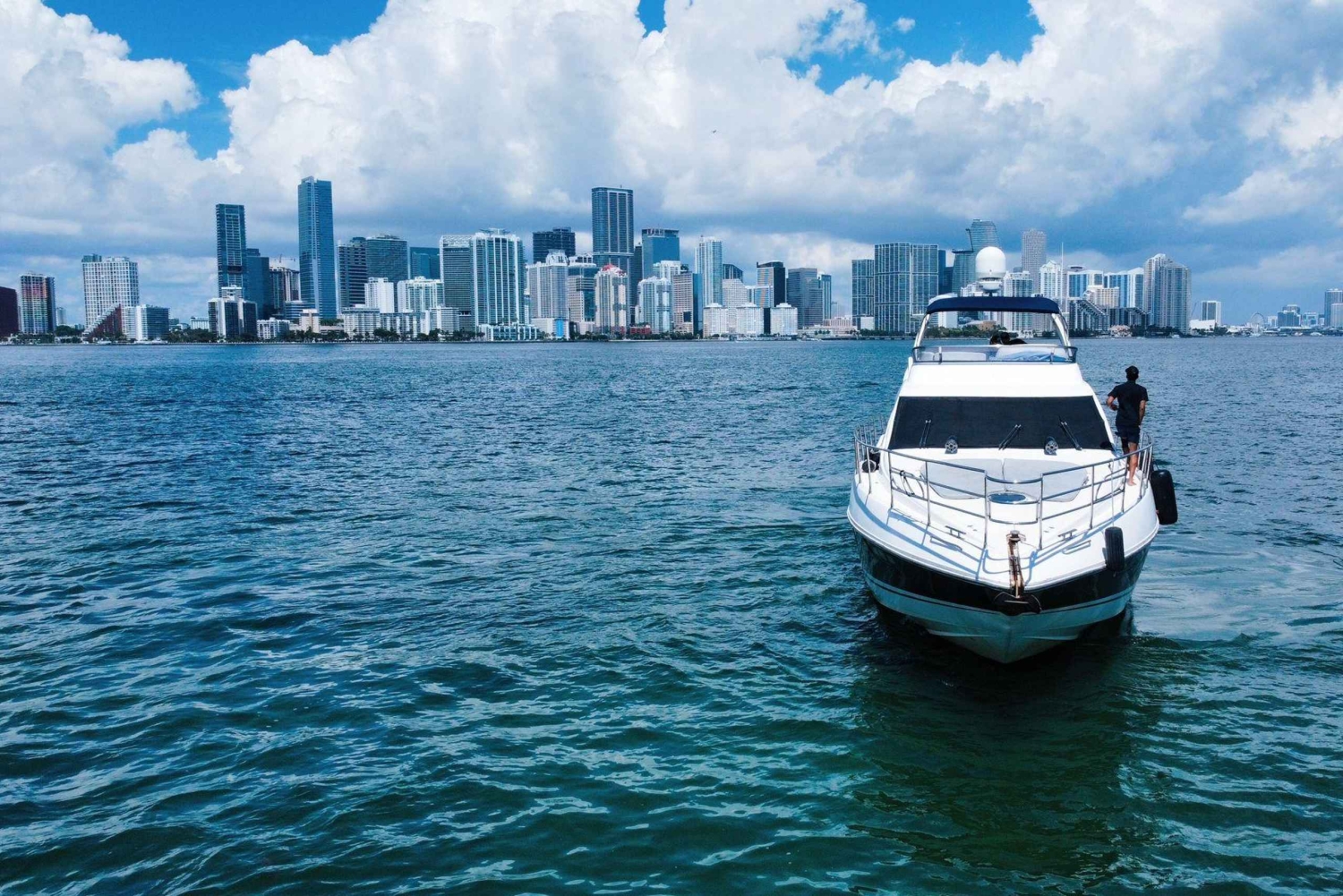 Azimut di 70 piedi disponibile a Miami per un massimo di 13 persone.