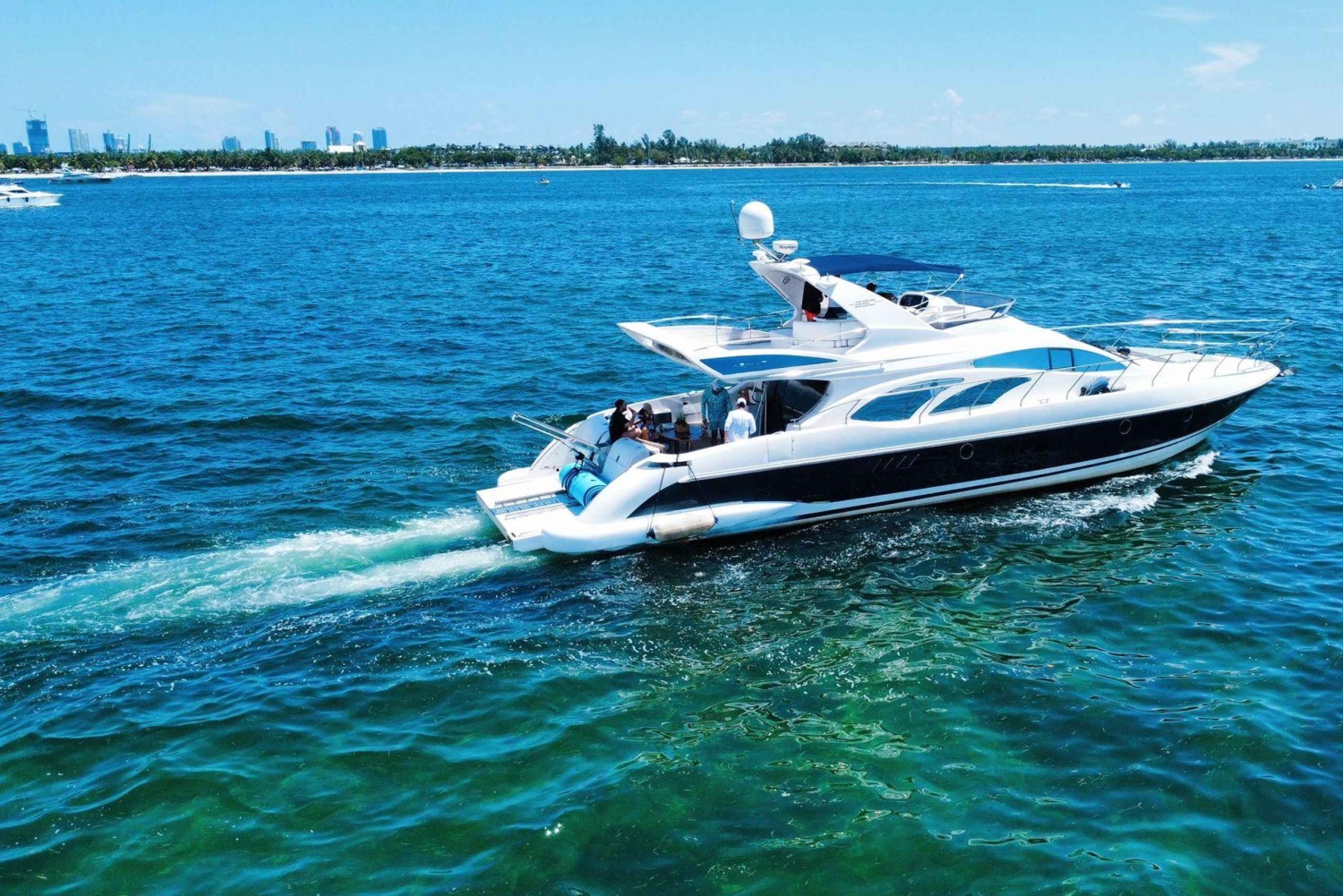 Azimut di 70 piedi disponibile a Miami per un massimo di 13 persone.