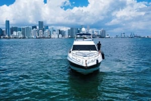 Azimut de 70 pés disponível em Miami para até 13 pessoas.