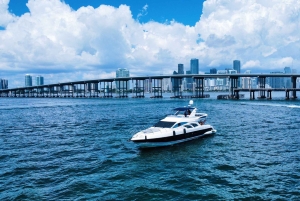 Azimut di 70 piedi disponibile a Miami per un massimo di 13 persone.