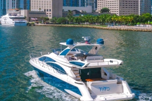 Azimut di 70 piedi disponibile a Miami per un massimo di 13 persone.