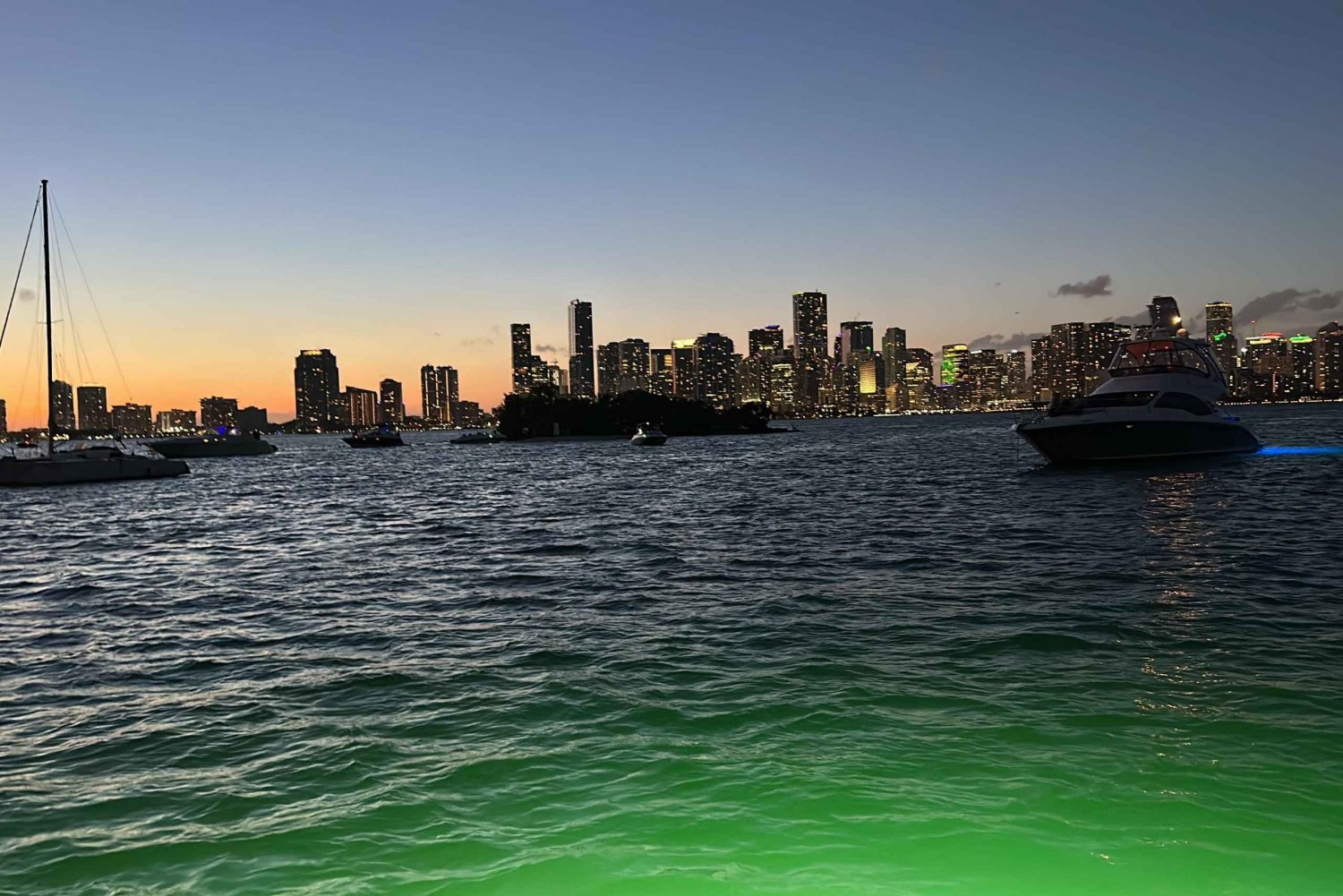 Prova l'esperienza di una crociera al tramonto su uno yacht di 50 piedi!