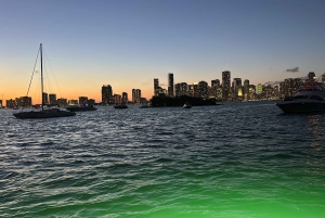 ¡Experimenta el mejor crucero al atardecer en un yate de 15 metros!