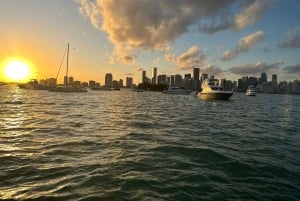 ¡Experimenta el mejor crucero al atardecer en un yate de 15 metros!