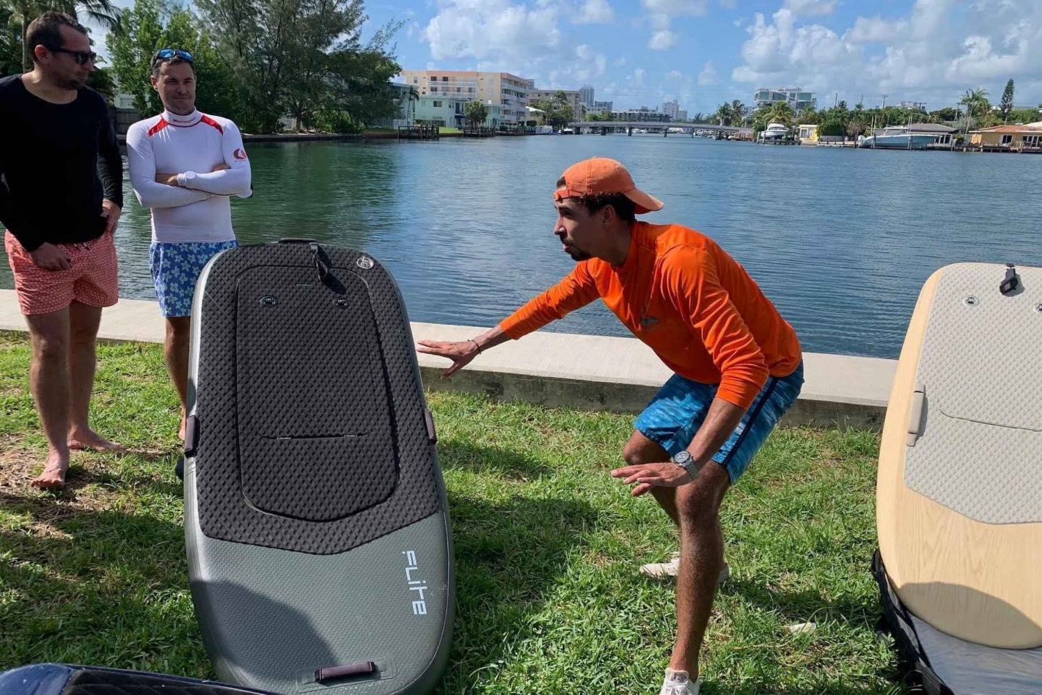 Fliege über Wasser mit einem elektrischen eFoil - Ride Foil Miami