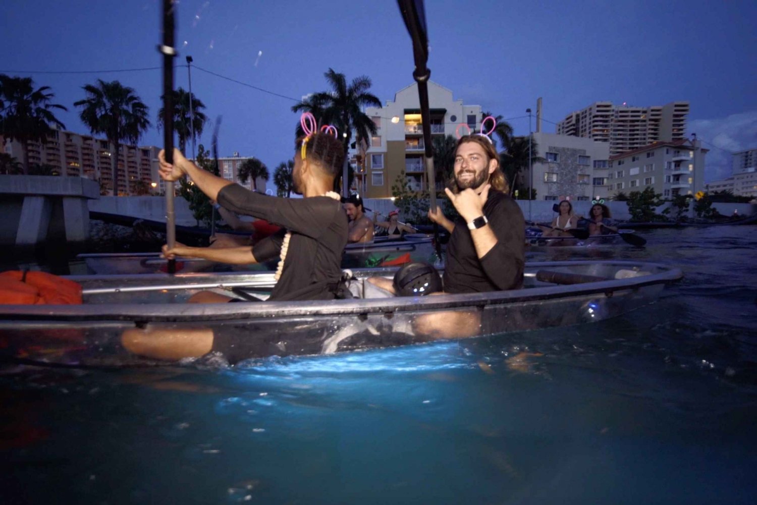 Kayaks transparentes iluminados de noche con champán en Miami Beach