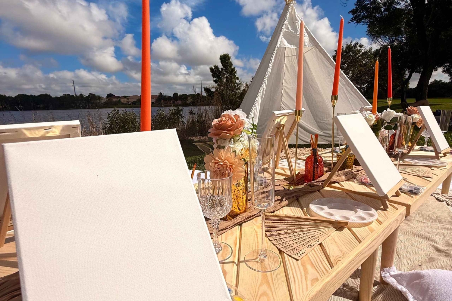 Experiencia de lujo al aire libre con pintura y copas, cerca de Miami.