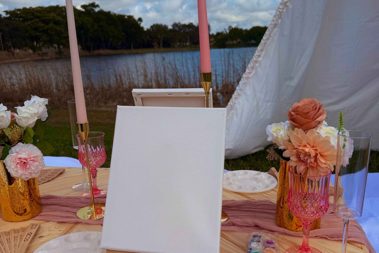 Experiencia de lujo al aire libre con pintura y copas, cerca de Miami.